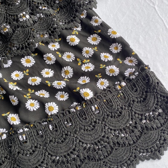 Off the Shoulder Black Flowy Daisy Top with Lace Detail - M - Picture 5 of 7